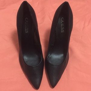 Black GUESS pumps